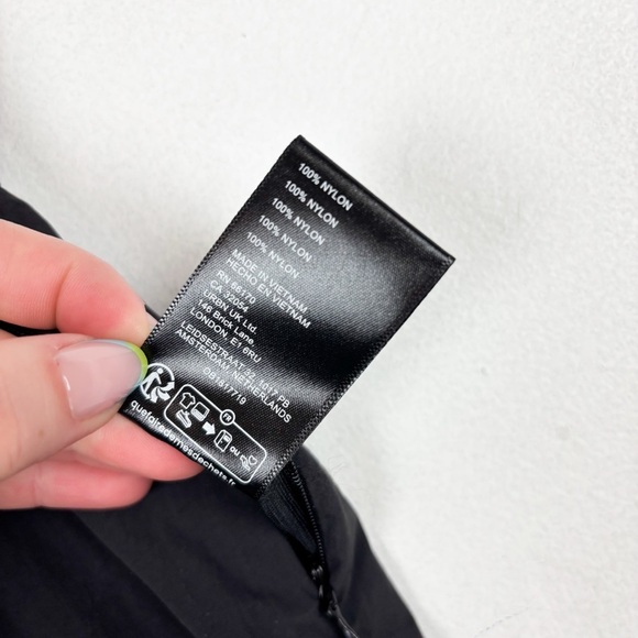 NWT Silence + Noise Hayley Black Nylon Cropped Kick-Flare Pant Sz 8 - Picture 12 of 12